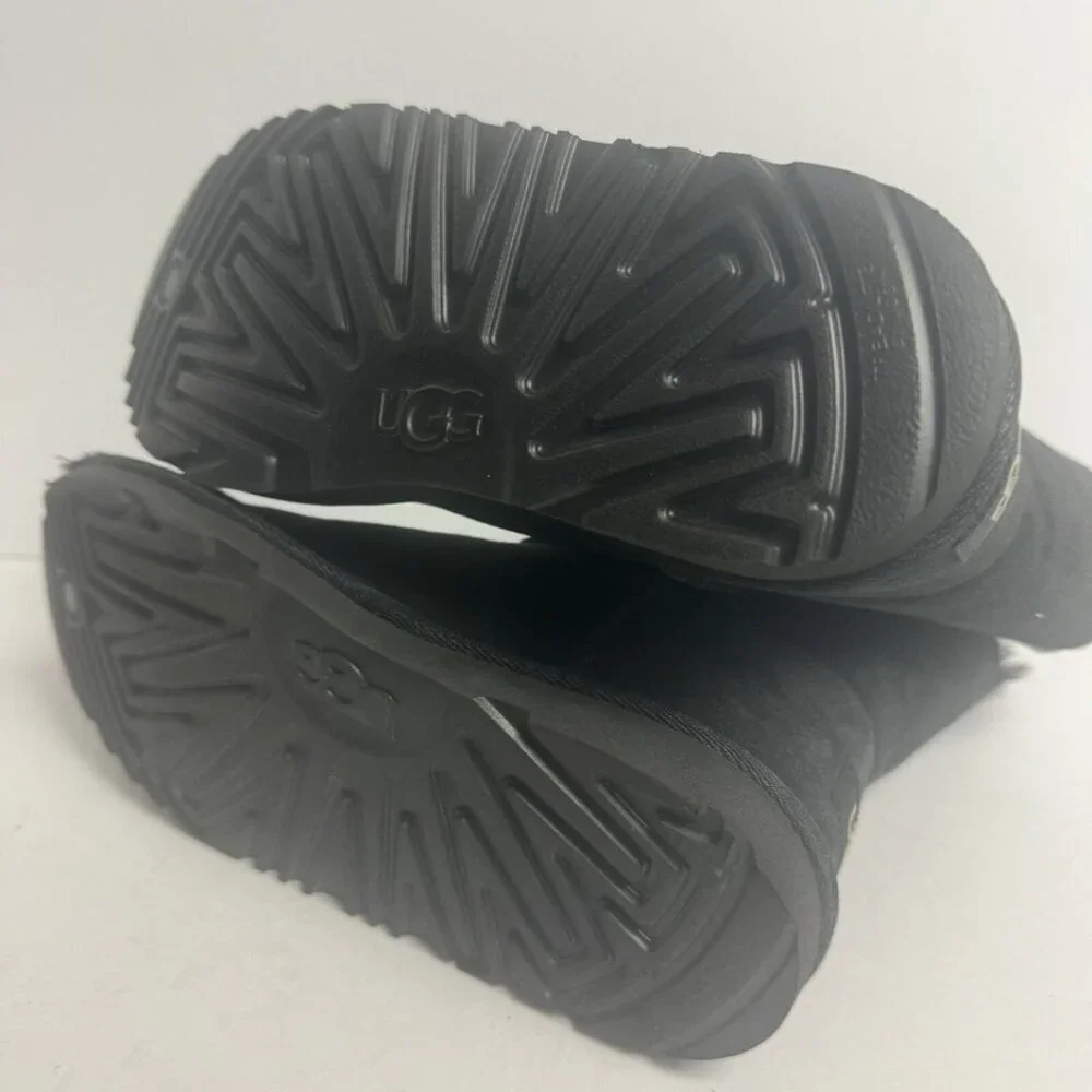 UGG Girls Bailey Button II Boot Black Size 3 M Big Kid